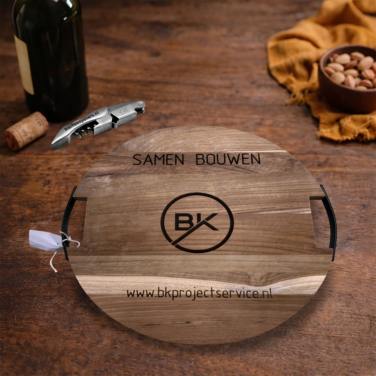 Ronde serveerplank teakhout detail natuurlijke houtnerf met rvs opener