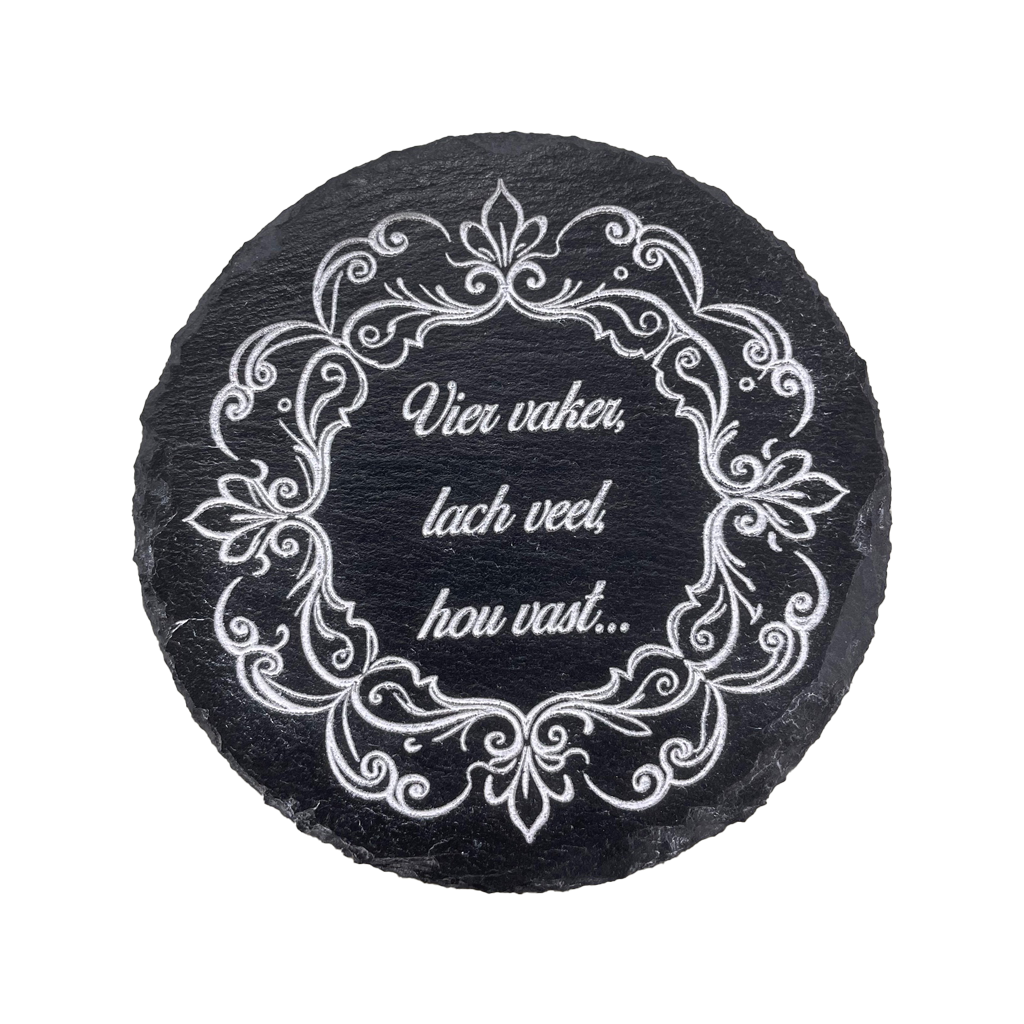 Ronde leisteen onderzetter met sierlijke gravure en de tekst Vier vaker, lach veel, hou vast