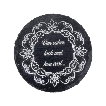 Ronde leisteen onderzetter met sierlijke gravure en de tekst Vier vaker, lach veel, hou vast