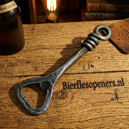 Robuuste, handgesmede flesopener rustend op een doorleefde eikenhouten tafel, geflankeerd door een ouderwets bierflesje en een kompas, stralend in warm licht.