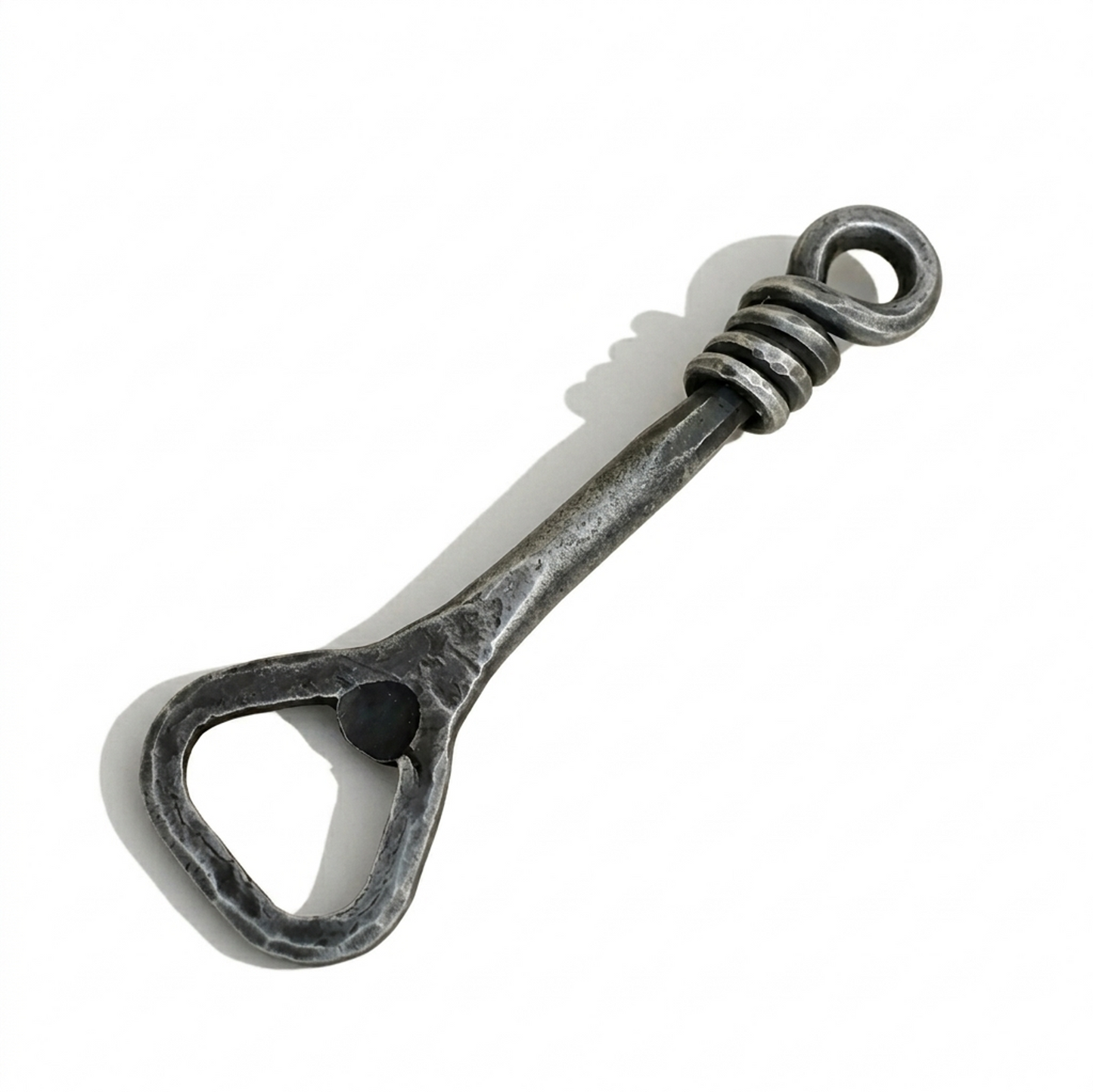 Ambachtelijke, handgesmede smeedijzeren flesopener met een industrieel gedraaid handvat.