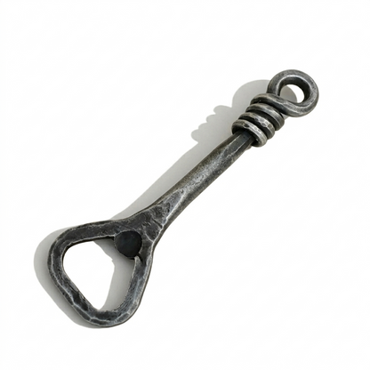 Ambachtelijke, handgesmede smeedijzeren flesopener met een industrieel gedraaid handvat.
