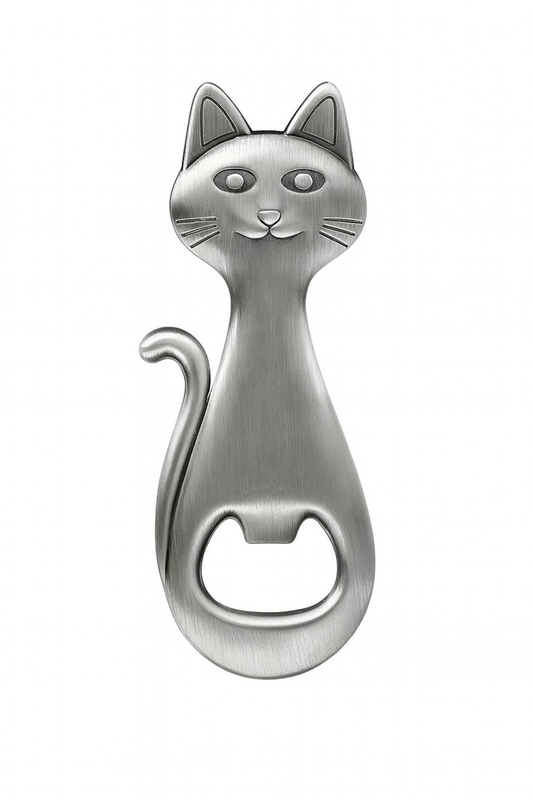 Vooraanzicht van de metalen kat-flesopener, vrijstaand op een witte achtergrond, met een duidelijke weergave van de staart en de opener