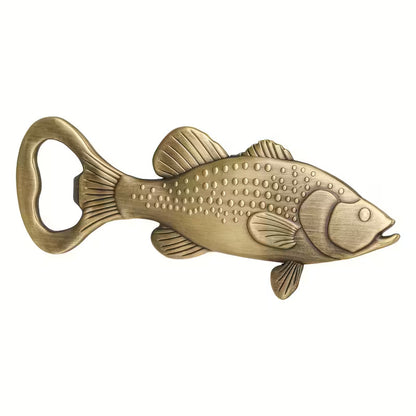 Unieke metalen bierflesopener in de vorm van een vis, karper, vrijstaand op een witte achtergrond