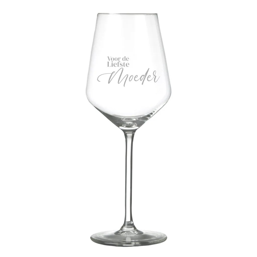 Wijnglas met gravure moederdag cadeau close-up