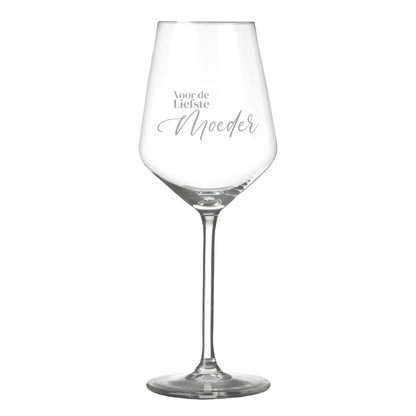 Wijnglas met gravure moederdag cadeau close-up